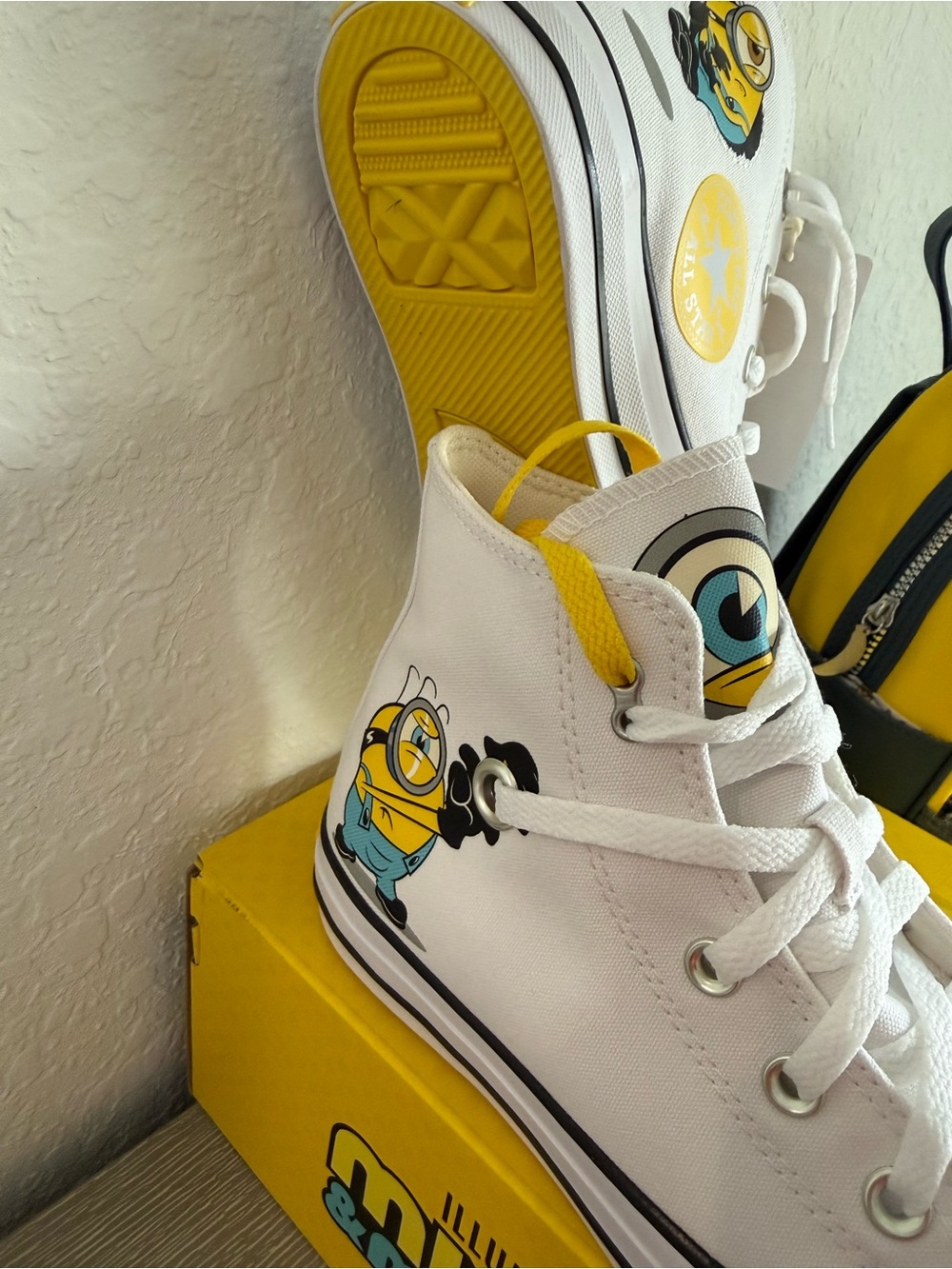 New womens Converse White & Yellow Minions High-Top shoes, backpack - Picture 7 of 7